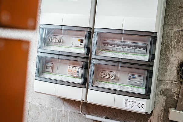 Das erweiterte Platzangebot erlaubt eine einschränkungsfreie Handhabung von Drei- und Vierstock-Reihenklemmen. Selbst bei der Installation von Hochstromklemmen bleibt genug Raum, um ein Quetschen von Leitungen mit größeren Querschnitten auszuschließen.