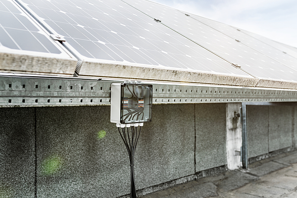 Für PV-Anlagen mit einer Leistung von
bis zu 30 kVA eignen sich RK-PV-Reihenklemmengehäuse optimal als
Stringsammler.